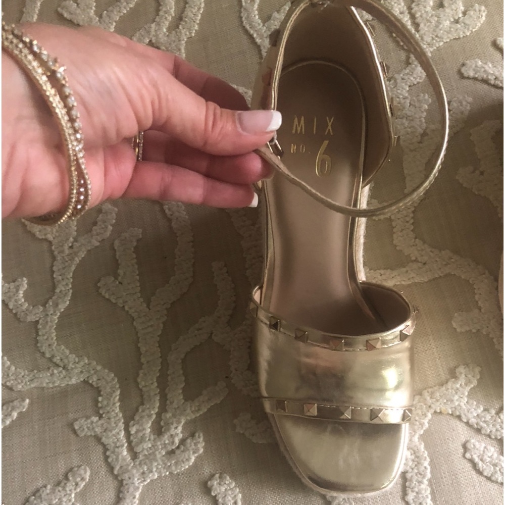 Pale gold wedge